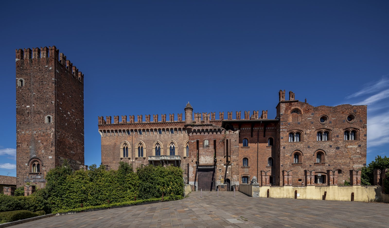 Il fronte del Castello di Carimate, con la torre angolare in mattoni e le finestre bifore del piano nobile