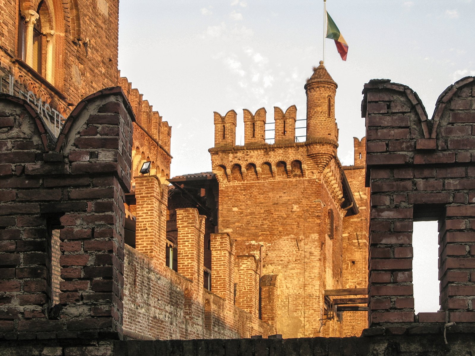 La merlatura del Castello di Carimate, elemento difensivo che dà il nome a Sala Merlate