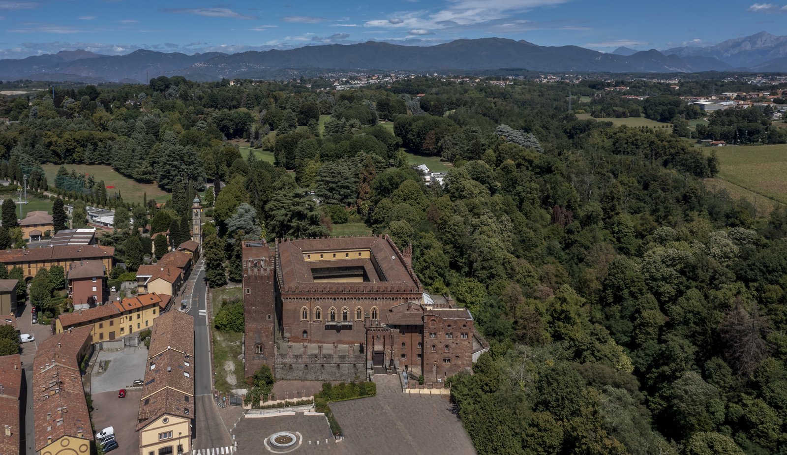 Il Castello di Carimate con le Prealpi sullo sfondo, nel paesaggio che condivide con il campo da golf adiacente