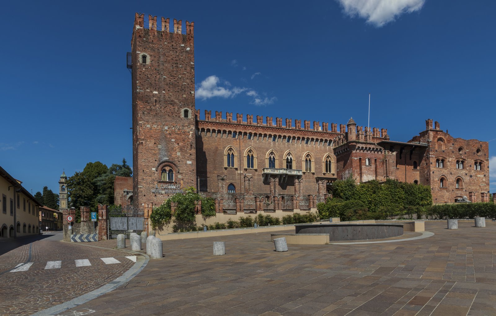 Il Castello di Carimate visto da Piazza Castello, nel centro storico del paese